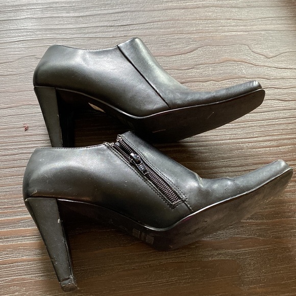 Mootsies Tootsies collection black square toed booties in size 7. - Picture 6 of 9